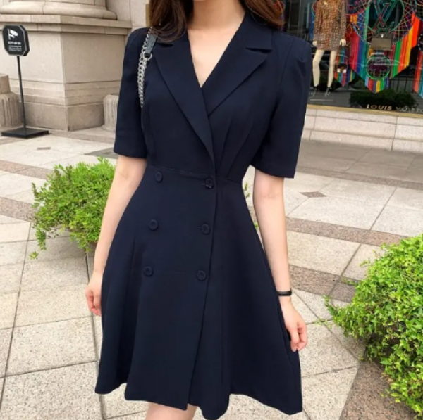 Jas wanita dengan potongan double-breasted dan lengan pendek